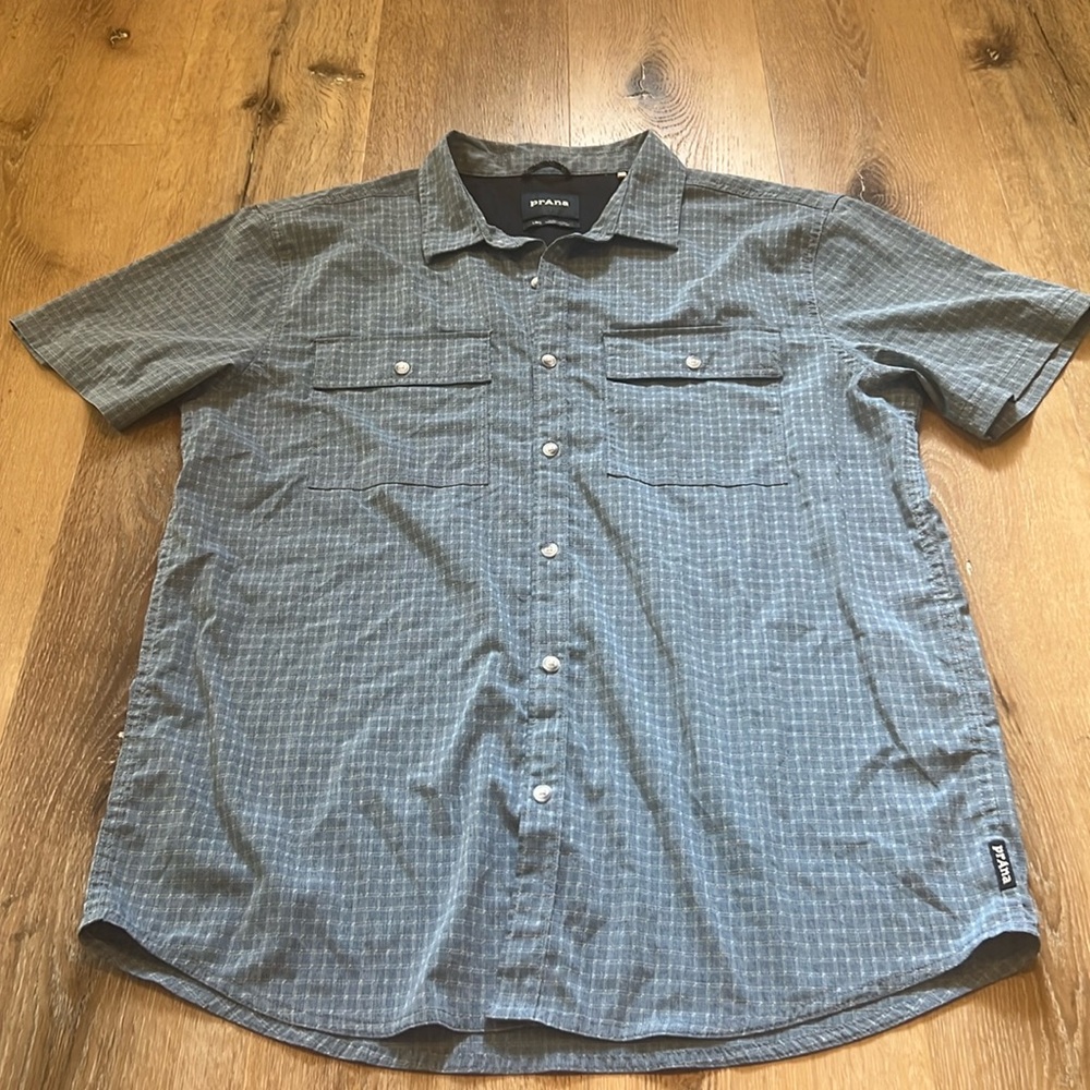 Men’s PrAna shirt Collared Short Sleeve Button Up Plaid Blue SZ L
